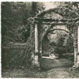 COMBOURG (I.-et-V.) - Porte Henri II - Ancienne Entrée du Château.