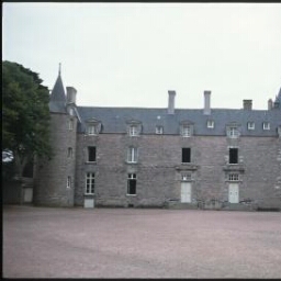 Erquy. - Château de Bienassis : château, façade.