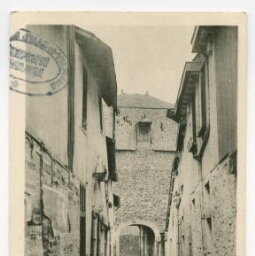 Châteaugiron (I.-et-V.) La Ruelle etla porte d'entrée du Château.