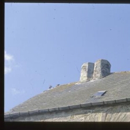 Troguéry. - Manoir de Kerandraou : logis-porche, toiture, cheminée octagonale.