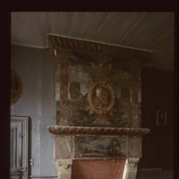 Plounévez-Lochrist. - Château de Maillé : chambre, 1er étage, cheminée peinte.