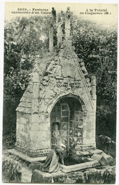 Fontaine surmontée d'un Clavaire à la Trinité en Cléguérec (M.)