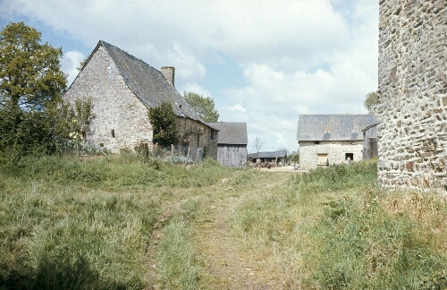 Saint-M'Hervé. - Lanjuères : maisons, ensemble, village.