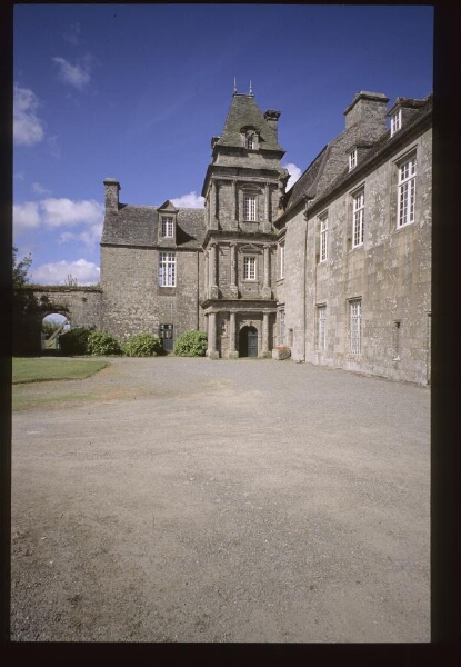 Plounévez-Lochrist. - Château de Maillé : façade, tour.