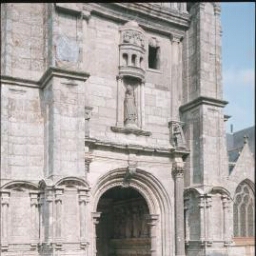 Pleyben. - Bourg : église, porche (1588).
