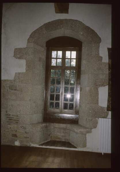 Prat. - Manoir de Coadélan : intérieur, salle haute, fenêtre.