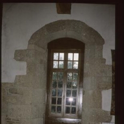 Prat. - Manoir de Coadélan : intérieur, salle haute, fenêtre.
