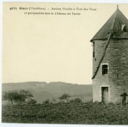 Guer (Morbihan). - Ancien Moulin à vent des Vaux et perspective vers le Château du Tertre.