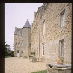 Béganne. - Château de L'Estier : façade.