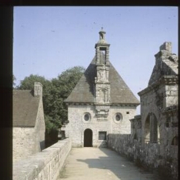 Saint-Vougay. - Château de Kerjean : façade.