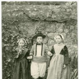Petit garçon de Guiscriff et petites filles de Lorient