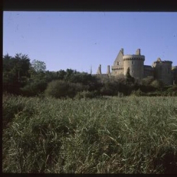 Sarzeau. - Château de Suscinio : château, enceinte ouest, douvres, marais, paysage.