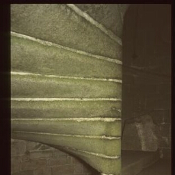 Plouguenast. - Manoir de La Touche Brandineuf : escalier avant.