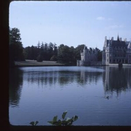 Muzillac. - Château La Bretesche : château, étang.