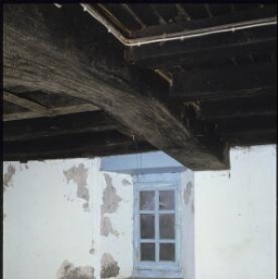 Plounérin. - Manoir de Kergoat : maison, manoir, salle basse cheminée, fenêtre, plafond.