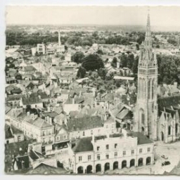 Vue aérienne de la Mairie et Eglise de La Guerche-de-Bretagne (I.-et-V.).