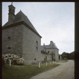 Brélès. - Château de Kergroadès.