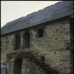 Pancé. - Le Fretay, château : bloc chambres, chambres à l'étage, escalier extérieur. Château daté de 1441 par dendrochronologie.
