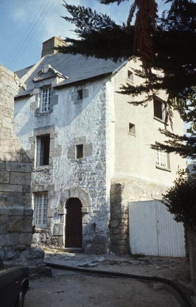 Batz-sur-Mer. - Kervallet : maisons en face de la chapelle (1706).