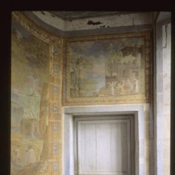Plounévez-Lochrist. - Château de Maillé : ancien escalier, 1er étage.