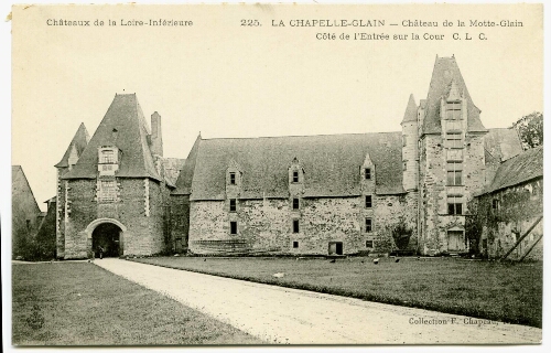 LA CHAPELLE-GLAIN - Château de la Motte-Glain Côté de l'Entrée sur la Cour