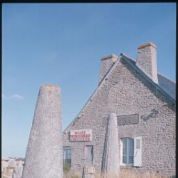 Penmarc'h. - Musée de Préhistoire : menhir, stèle.