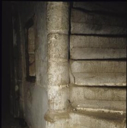 Noyal-sur-Vilaine. - Manoir du Bois Orcan : intérieur, bas de l'escalier.