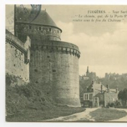 FOUGERES. - Tour Surienne et rue du Château.