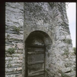 Paimpol Kérity. - Abbaye de Beauport : salle au duc, pignon est, porte.