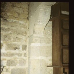 Le Quiou. - Manoir du Hac : chambre du milieu, 2e étage, cheminée.