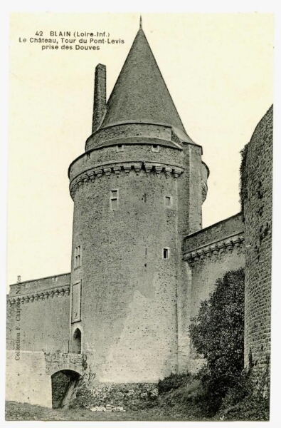 BLAIN (Loire-Inf.) - Le Château, Tour du Pont-Levis prise des Douves