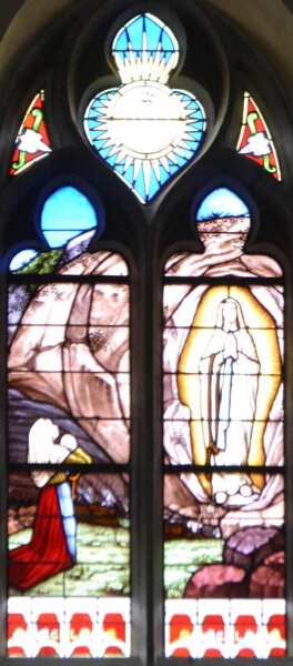 Verrière de l'apparition de Notre Dame de Lourdes  de l'église Saint-Georges