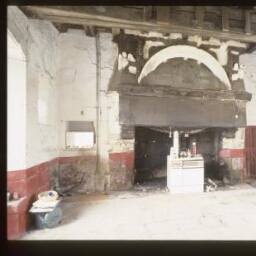 Pédernec. - Manoir de Kermathaman : salle basse, cheminée.