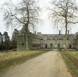 Saint-Brice-en-Coglès. - Château du Rocher Portail.