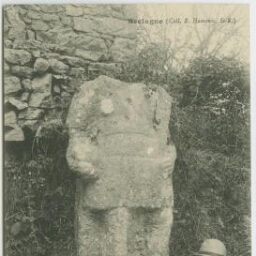 Statue Gauloise en granit, découverte au Rillan, en St-BRANDAN, près Plaintel, route de St Brieuc à Quintin