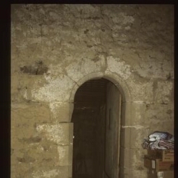 Plumaugat. - La Gaudesière, manoir : intérieur, salle haute, porte.