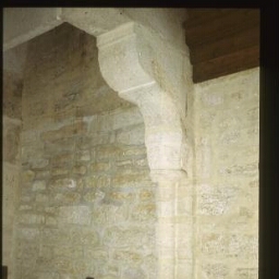 Le Quiou. - Manoir du Hac : salle haute 2, cheminée près chapelle.