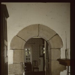 Theix. - Plessis Josso : manoir, intérieur, appartement arrière, 17e siècle, porte.