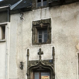 Languidic. - place du Gééral de Gaulle : maison, porte, fenêtre.