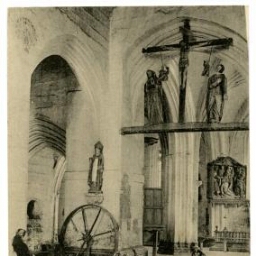 Intérieur de la Chapelle de QUILINEN (A gauche, une ancienne Roue de Fortune)