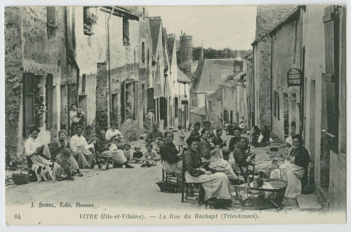 VITRE (Ille-et-Vilaine).- La rue du Rachapt (tricoteuses).