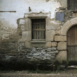 Ploërmel. - rue du Val : maison, porte, fenêtre (1647).