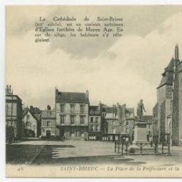 SAINT-BRIEUC - La Place de la Préfecture et la Cathédrale.
