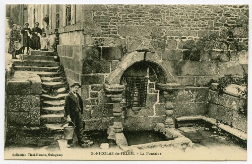 St-Nicolas-du-Pelem.- La Fontaine