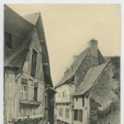 DINAN (C.-du-N.). - Rue du Petit Fort - Château branlant