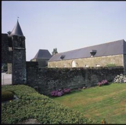 Saint-Hilaire-des-Landes. - Château de La Haye Saint-Hilaire : extérieur, douvres, dépendances, communs.