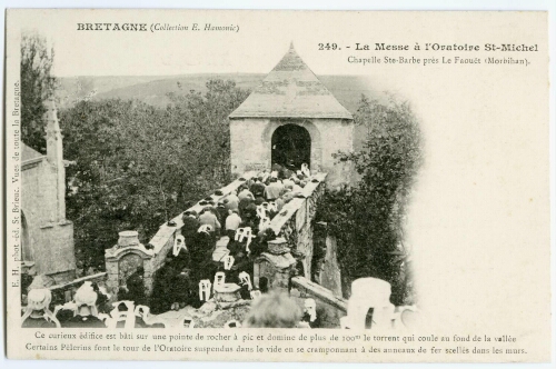 Le Faouët.- Vue de l'oratoire Saint-Michel avec beaucoup de gens sur le pont.