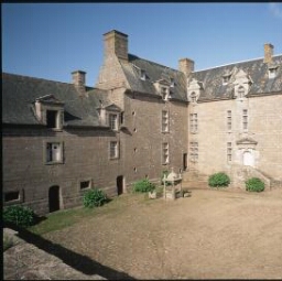 Brélès. - Château de Kergroadès : façade.