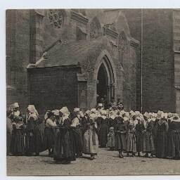 Plougastel-Daoulas.- Rassemblement de fidèles devant l'entrée de l'église Saint-Pierre.