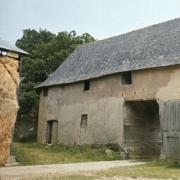 La Chapelle-des-Fougeretz. - Le Plessis : manoir, logis-porche, terre, torchis, colombage.